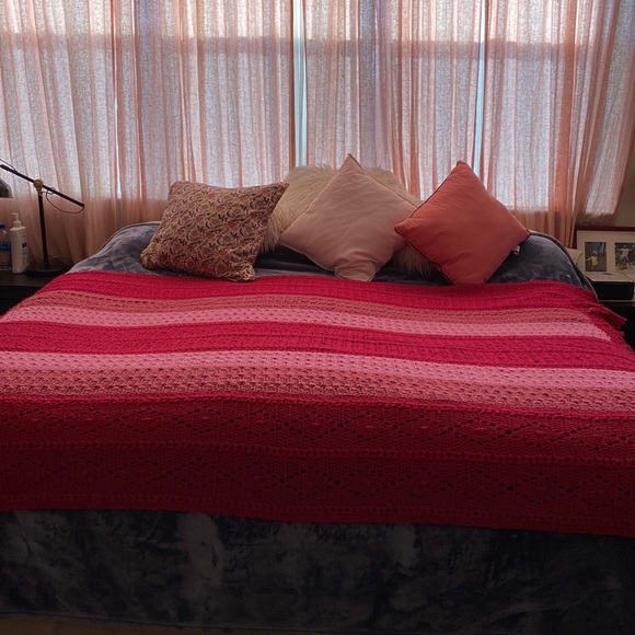Beautiful Handmade Multicolored Shades of Pinks Crocheted Afghan w macra…
